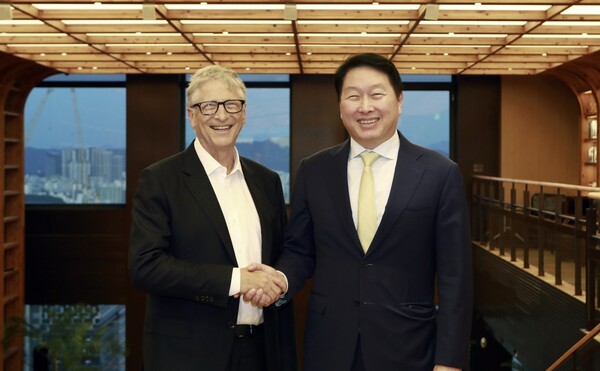 최태원 SK 회장(오른쪽)과 빌 게이츠 게이츠재단 이사장이 21일 서울 종로구 SK서린빌딩에서 악수를 하고 있다. 사진=SK수펙스추구협의회