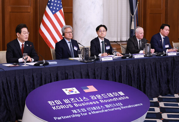 러트닉 상무장관 발언 듣는 이재명 대통령. 사진=연합뉴스