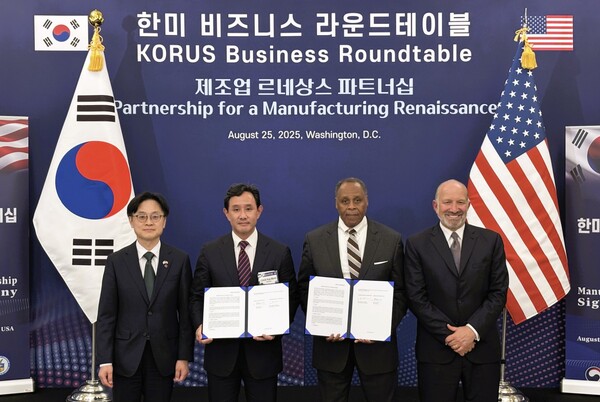 고려아연과 록히드마틴이 미국 현지시간으로 25일 게르마늄 공급·구매와 핵심광물 공급망 협력을 위한 양해각서(MOU)를 체결했다. 왼쪽부터 김정관 산업통상자원부 장관, 최윤범 고려아연 회장, 마이클 윌리엄슨 록히드마틴 인터내셔널 사장, 하워드 러트닉 미국 상무부 장관. 사진=고려아연