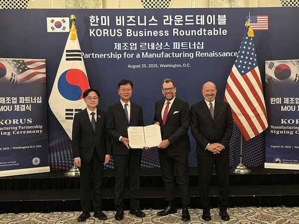 25일(현지시간) 한미정상회담이 열린 미국 워싱턴 DC에서 삼성중공업과 비거 마린 그룹이 전략적 파트너십(MOU)를 체결했다. (왼쪽부터)김정관 산업통상자원부 장관, 최성안 삼성중공업 대표이사, 프란체스코 발렌테 비거마린그룹 대표이사, 하워드 러트닉 미국 상무부 장관. 사진=연합뉴스