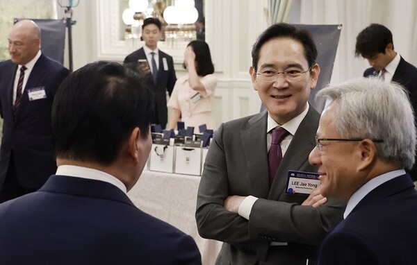 이재용 삼성전자 회장과 최태원 대한상공회의소 회장 겸 SK그룹 회장이 25일(현지시간) 미국 워싱턴DC 윌라드 호텔에서 열린 한미 비즈니스 라운드 테이블 리셉션에서 젠슨 황 엔비디아 최고경영자(CEO)와 대화하고 있다. 사진=연합뉴스