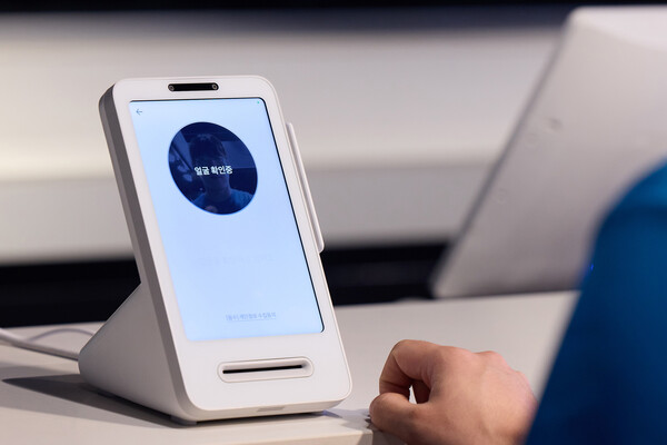 토스 페이스페이 서비스를 이용하는 모습, 사진=토스