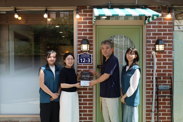 서울 성북구 '히포크라테스 스프'에서 열린 '청춘의 밥' 프로젝트 50호점 현판식에서 김경숙 대상주식회사 ESG경영실장(좌측부터 두 번째)과 김혁 '히포크라테스 스프' 대표(좌측부터 세 번째)가 대상 대학생봉사단원들과 기념사진을 촬영하고 있다. 사진=대상그룹