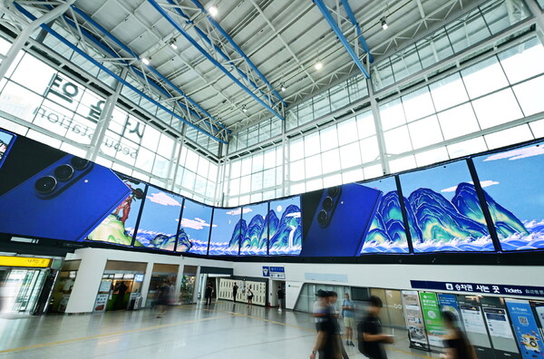 폴더블 신제품 서울역에서 초대형 미디어아트 디지털 옥외광고. 사진=삼성전자