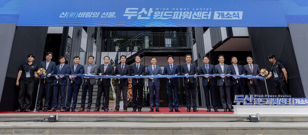3일 제주도 오라동에서 진행된 두산윈드파워센터 개소식에서 오영훈 제주특별자치도 도지사(오른쪽 여섯 번째)와 정연인 두산에너빌리티 부회장(오른쪽 일곱 번째) 등 행사 주요 관계자들이 기념 촬영을 하고 있다. 사진=두산에너빌리티