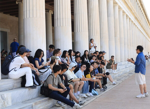 지식향연 그랜드 투어 참가자들이 고대 아고라 박물관에서 박물관의 역사와 전시된 유물에 대한 설명을 듣고 있다. 사진=신세계그룹