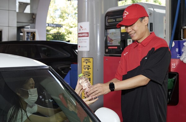 SK에너지가 4일부터 강릉·동해 지역 SK주유소 17곳에서 가뭄 피해 지원을 위해 생수를 제공하고 있다. 사진=SK에너지