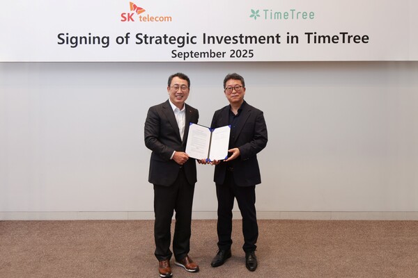 5일 투자 계약 및 전략적 파트너십 체결 후 유영상 SK텔레콤 CEO(왼쪽)와 박차진 타임트리 대표이사(오른쪽)가 기념사진을 촬영하고 있다. 사진=SKT