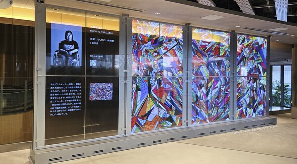 일본 도쿄 '뉴우먼 타카나와' 북관 이벤트홀에 설치돼 디지털과 현실을 결합한 공간경험을 제공하는 LG전자의 투명 올레드 사이니지. 사진=LG전자