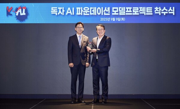 배경훈 과학기술정보통신부장관이 유영상 SK텔레콤에게 'K-AI' 앰블럼이 새겨진 상패를 수여하는 모습. 사진=SK텔레콤