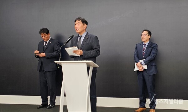 소액결제 사고 경위에 대해 설명하고 있는 KT 관계자. 사진=장하민 기자