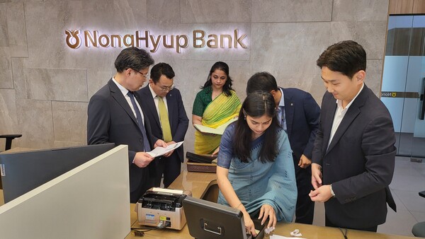이청훈 농협은행 글로벌사업부문 부행장이 인도 노이다 지점을 방문하여 직접 시재검사를 하고 있다. 사진=농협은행