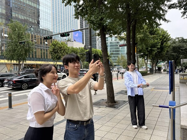 SK이노베이션 계열 구성원들이 지난 14일 로드메이커 활동에 참여해 사진을 촬영하고 있다. 사진=SK이노베이션