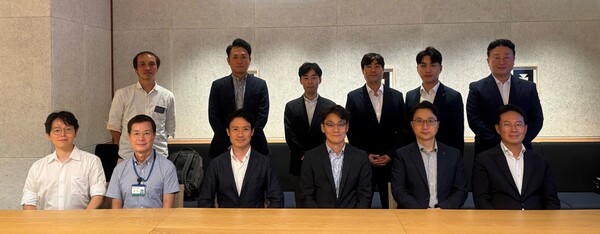 차대산 케이뱅크 CTO(앞줄 왼쪽 네번째)와 최재혁 케이뱅크 디지털자산TF장(뒷줄 왼쪽 네번째)을 비롯한 ‘팍스프로젝트’ 관계자들이 지난 10일 도쿄에서 진행된 팍스프로젝트 종료 보고회에서 기념 촬영을 하고 있다. 사진=케이뱅크