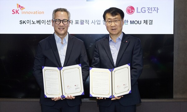 지난 17일, 서울 종로구 SK서린빌딩에서 김무환 SK이노베이션 에너지설루션 사업단장(왼쪽), 이재성 LG전자 ES사업본부장(오른쪽)이 'AI 데이터센터 통합 에너지 설루션' 공동 개발 및 사업화를 위한 양해각서(MOU)를 체결한 후 기념사진을 촬영하고 있다. 사진=SK이노베이션