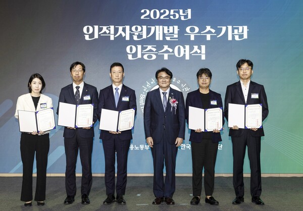 지난 16일 열린 '2025년도 인적자원개발 우수기관 인증 수여식'에서 서영학 오스템임플란트 인사운영실장(사진 가장 오른쪽)이 이우영 한국산업인력공단 이사장으로부터 인증서를 받고 있다. 사진=오스템임플란트