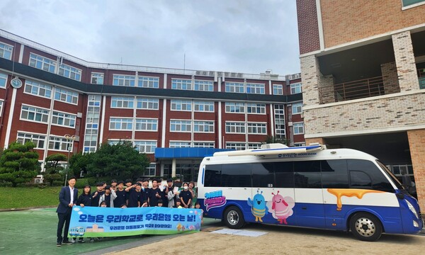 지난 18일 충북 청주 수곡중학교에서 열린 ‘찾아가는 금융체험교실’을 마친 후 우리은행 관계자와 참여 학생들이 기념촬영을 하고 있다. 사진=우리은행