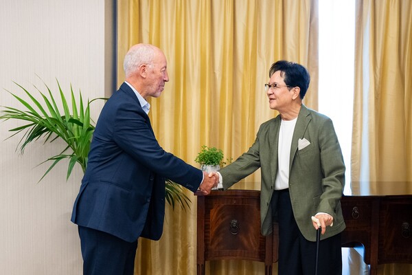 CJ그룹 이재현회장이 영국 런던에서 스포츠 마케팅 전문가 마이클 페인 대표를 만나 악수를 나누고 있다. 사진=CJ그룹