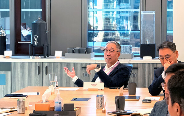 22일(현지시각) 미국 시애틀 아마존 본사를 방문한 박지원 두산그룹 부회장(사진 가운데)이 AI 기반 경영혁신 사례에 대한 질문을 하고 있다. 사진=두산그룹