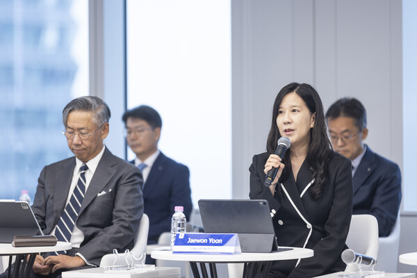 이날 진행된 라운드테이블에서 윤재원 신한지주 이사회 의장(오른쪽)이 기관투자자들의 질문에 답하고 있다. (사진 왼쪽 이용국 사외이사) 사진=신한금융