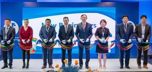 지난 24일(현지시간) 멕시코 멕시코시티 소재 뉴욕 라이프타워에서 진행된 현지법인 멕시코신한은행 확장이전 기념식에서 서승현 신한은행 글로벌사업그룹장(오른쪽 네번째), 씨로 안토니오 쎄레세도 바티스타 멕시코 금융감독원국장(오른쪽 다섯번째), 이상희 주멕시코대사관 총영사(오른쪽 세번째)가 행사 참석자들과 함께 테이프 커팅하는 모습. 사진=신한은행