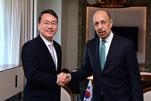 조주완 LG전자  CEO(왼쪽)와 칼리드 알팔리 사우디아라비아 투자부 장관(오른쪽)이 냉각설루션 공급 등 협력 논의후 기념사진을 촬영하고 있다. 사진=LG전자