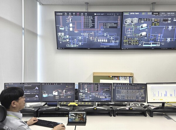 직원이 풀무원기술원의 에너지 흐름을 모니터링하고 있다. 사진=LG전자