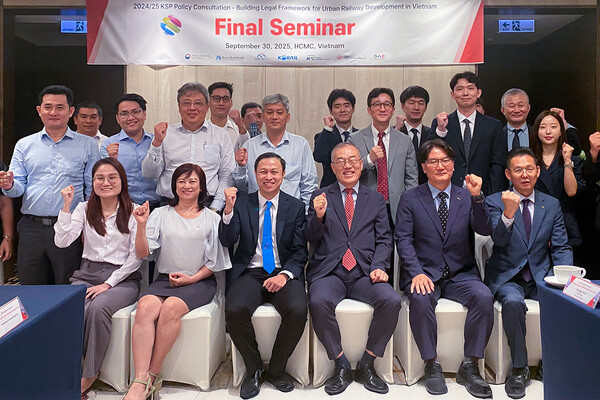 김재정(앞열 오른쪽 세번째) 한국수출입은행 KSP 수석고문과 부이 아인 후안(Bui Anh Huan, 앞열 왼쪽 세번째) 베트남 도시철도관리위원회 부위원장을 비롯한 참석자들이 지난달 30일 베트남 호치민에서 열린 '베트남 철도 건설 법 체계 수립을 위한 KSP' 최종 보고회에서 기념촬영을 하고 있다. 사진=수출입은행
