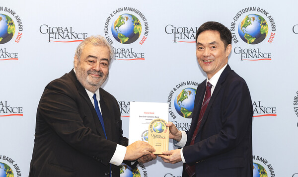 시상식에 참석한 권우철 하나은행 수탁영업부 팀장(사진 왼쪽 두번째)이 안드레아 피아노(Andrea Fiano) 글로벌파이낸스지 편집자(사진 왼쪽 첫번째)와 기념 촬영을 하고 있다. 사진=하나은행