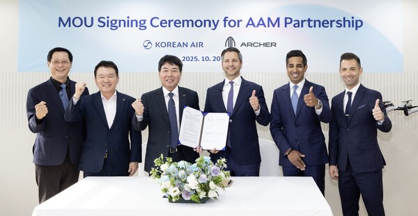MOU 서명식에 참석한 임진규 대한항공 항공우주사업본부장(왼쪽에서 세번째), 유종석 대한항공 안전보건 총괄 겸 오퍼레이션 부문 부사장(왼쪽에서 두번째), 박희돈 대한항공 경영전략본부장(왼쪽에서 첫번째), 애덤 골드스타인 아처 에비에이션 최고경영자 (왼쪽에서 네번째) 등 양사 주요 관계자가 기념사진을 촬영하는 모습. 사진=대한항공