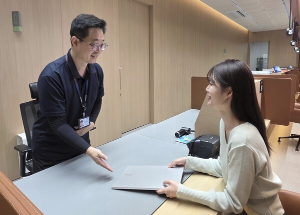 삼성전자서비스의 전문 엔지니어에게 삼성 노트북 무료점검을 받고 있는 모습. 사진=삼성전자
