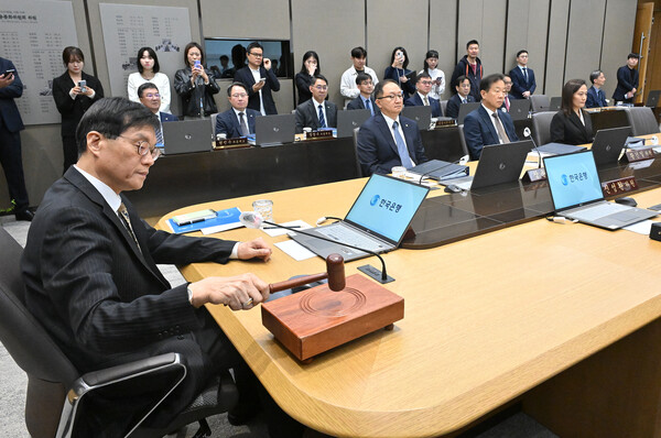 이창용 한국은행 총재가 10월 열린 금융통화위원회 본회의에서 의사봉을 두드리는 모습. 사진=연합뉴스