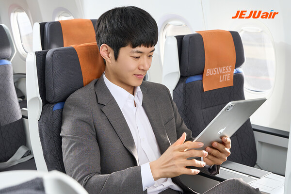 제주항공이 가을을 맞아 비즈라이트 탑승객에게 전자책 구독 서비스를 제공하며 '지적인 여행' 콘셉트를 선보인다. 사진=제주항공