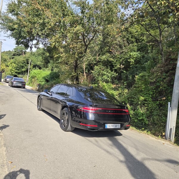 이재용 삼성전자 회장의 차량이 24일 오전 10시40분경 경기 수원 선영에서 열리는 고 이건희 삼성 선대회장 5주기 추도식에 들어서고 있다. 사진=김문수 기자