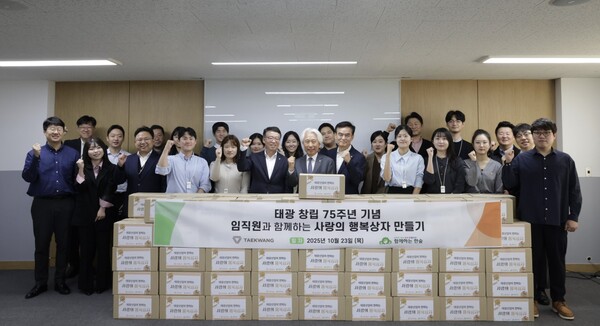 24일 장충동 태광산업 본사에서 유태호 태광산업 대표(앞줄 왼쪽에서 여섯번째)와 임직원들이 기념 촬영을 하는 모습. 사진=태광산업