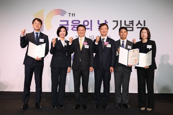 왼쪽부터 조원형 전세대출스쿼드 리더, 이은미 토스뱅크 대표, 이억원 금융위원장, 이찬진 금융감독원장, 최승락 금융소비자보호총괄책임자, 황현정 고객자산총괄책임자. 사진=토스뱅크