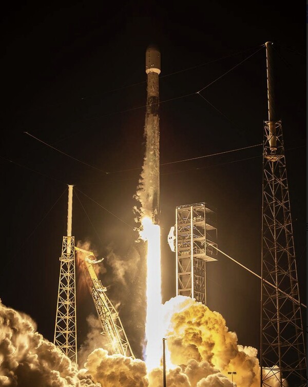  미국 현지시간 2일(한국시간 2일) 미국 플로리다주 케이프 커너베럴 우주군기지에서 대한민국 정찰위성 5호기가 실린 스페이스X사의 팰컨-9 발사체가 발사되고 있다. 사진=한화시스템