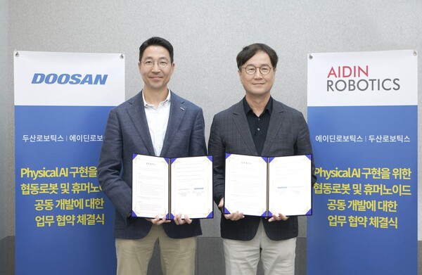 '피지커 AI 구현을 위한 로봇 및 휴머노이드 공동개발' 업무협약 체결식이 끝나고 김민표 두산로보틱스 대표(왼쪽)가 최혁렬 에이딘로보틱스 대표와 기념사진을 촬영하고 있다. 사진=두산로보틱스