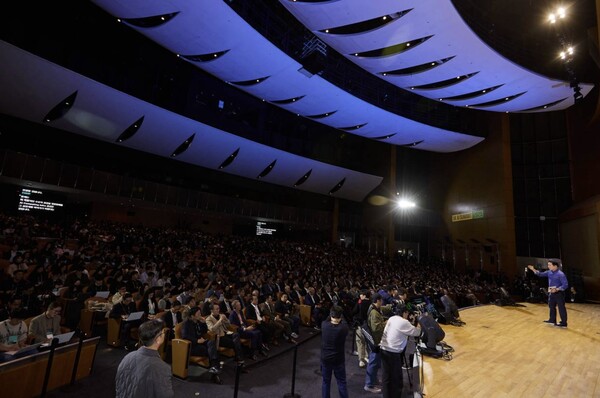 3일 서울 강남구 코엑스에서 열린 'SK AI Summit(서밋) 2025'에서 청중들이 최태원 회장의 'AI Now & Next'를 주제로한 기조연설을 듣고 있다. 사진=SK수펙스추구협의회