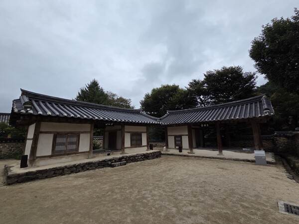 (왼쪽부터) 유생들의 공간인 학구재(學求齋)와 지락재(至樂齋). 요즘으로 치면 '학생 기숙사'다. 사진=신승헌 기자