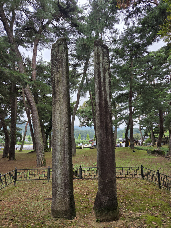 소수서원 앞에 있는 '영주 숙수사지 당간지주'. 당간지주는 절의 위치를 알리는 조형물이다. 절터에 서원이 세워졌음을 알려준다. 사진=신승헌 기자