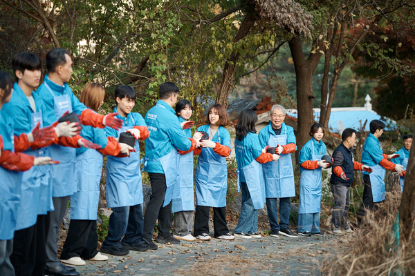 지난 7일, 임종룡 우리금융그룹 회장과 임직원, 우리은행 대학생 홍보대사 ‘캠퍼스 WOORI’ 48명은 서울시 성북구 정릉3동에 소재한 취약계층 가정집을 방문해 직접 연탄을 배달하며 온정을 나눴다. 사진=우리금융