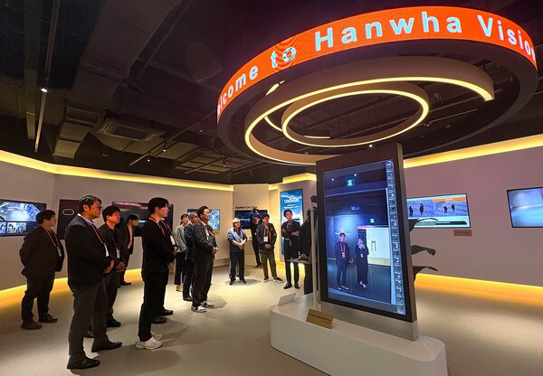 한화비전의 일본 우수 파트너들이 본사 기술 체험관을 둘러보고 있다. 사진=한화비전