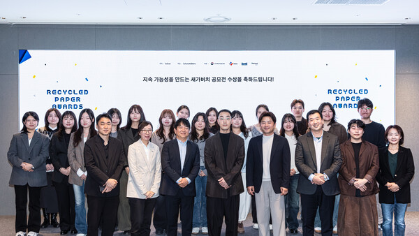 '다시 태어난 종이팩:새롭지(紙)' 시상식 기념사진. 사진=카카오 