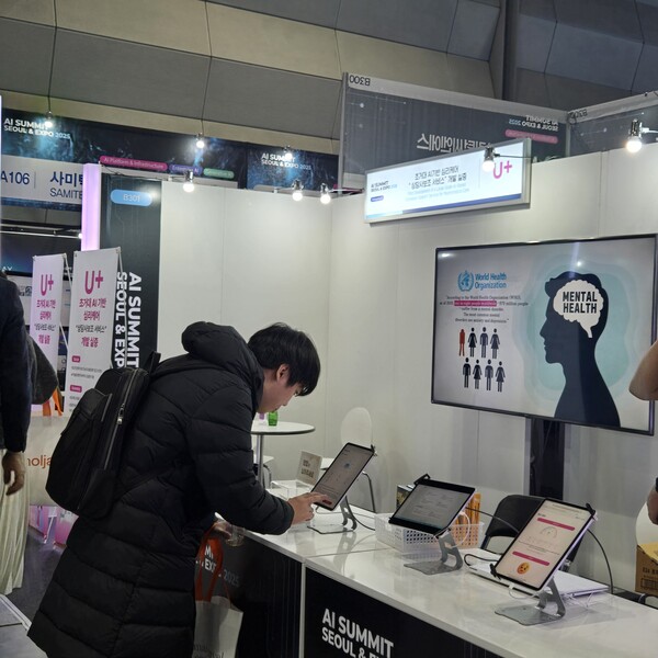 10일 서울 강남구 코엑스에서 열린 '2025 AI 서밋 서울&엑스포'에서 방문객이 AI 기반 '상담사보조 서비스' 부스를 둘러보고 있다. 사진=김문수 기자 