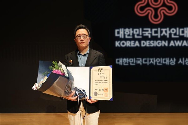 12일 서울 강남구 코엑스에서 열린 제27회 대한민국디자인대상 시상식에서 지성원 현대차 브랜드마케팅본부장 전무가 대툥령 표창을 수상하고 기념사진 촬영을 하고 있다. 사진=현대차