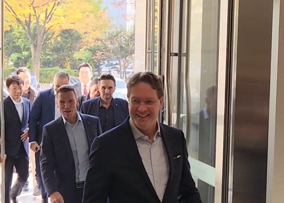 13일 한국을 찾은 올라 칼레니우스 메르세데스-벤츠 이사회 회장 겸 최고경영자(CEO)가 서울 여의도 LG트윈타워로 들어서고 있다. 사진=신용준 기자