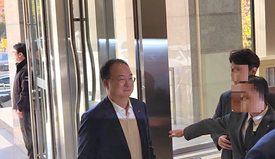 13일 문혁수 LG이노텍 사장이 메르세데스-벤츠와 회동을 위해 LG트윈타워에 들어서고 있다. 사진=신용준 기자