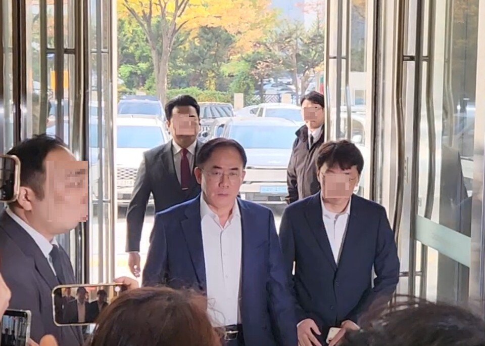 13일 정철동 LG디스플레이 대표가 메르세데스-벤츠와 회동을 위해 LG트윈타워에 들어서고 있다. 사진=신용준 기자