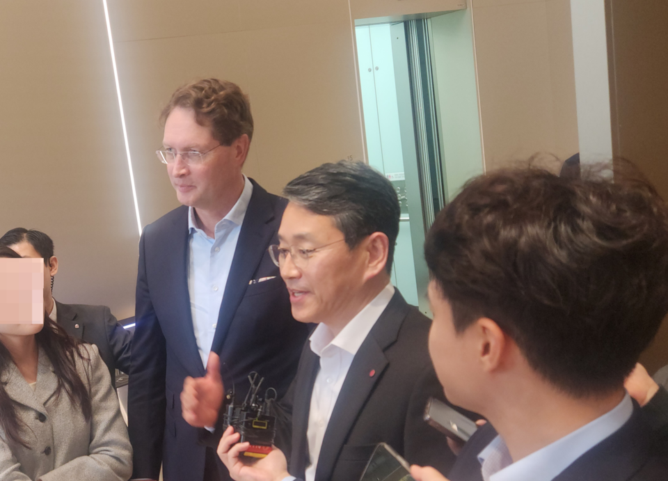 13일 LG트윈타워에서 회동을 마친 조주완 LG전자 사장(오른쪽)과 올라 칼레니우스 메르세데스-벤츠 회장(왼쪽)이 기자들의 질문에 답하고 있다. 사진=신용준 기자